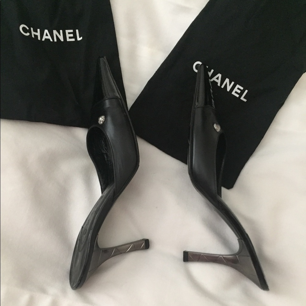 CHANEL MULES: Black leather/patent leather